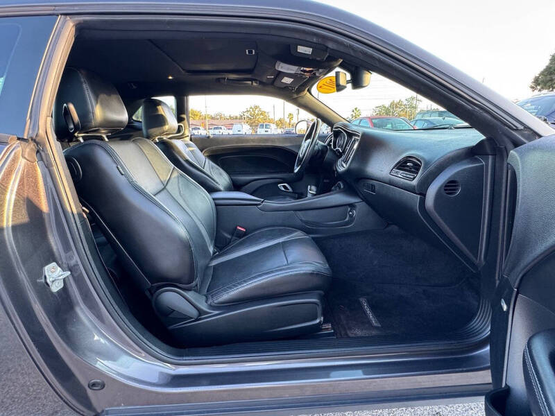 2017 Dodge Challenger SXT Plus