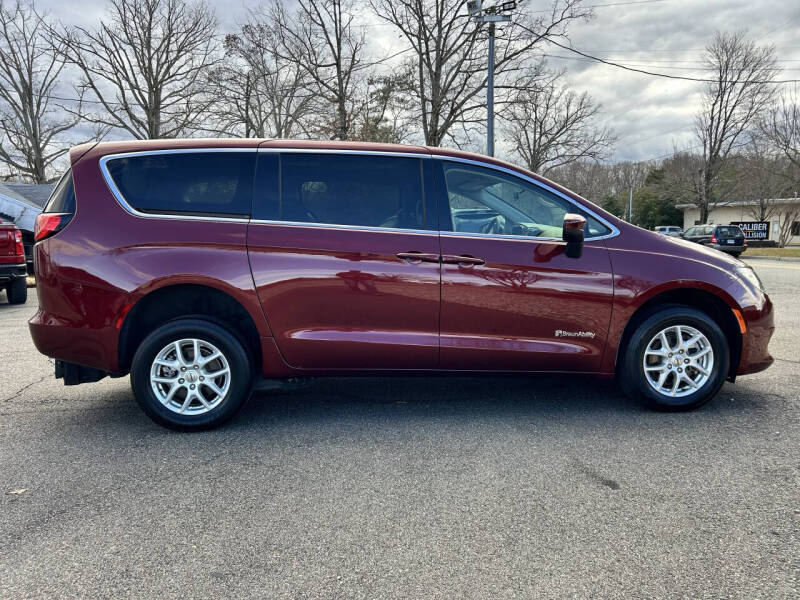 2022 Chrysler Voyager LX