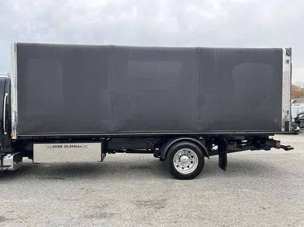 2009 Freightliner M2 106