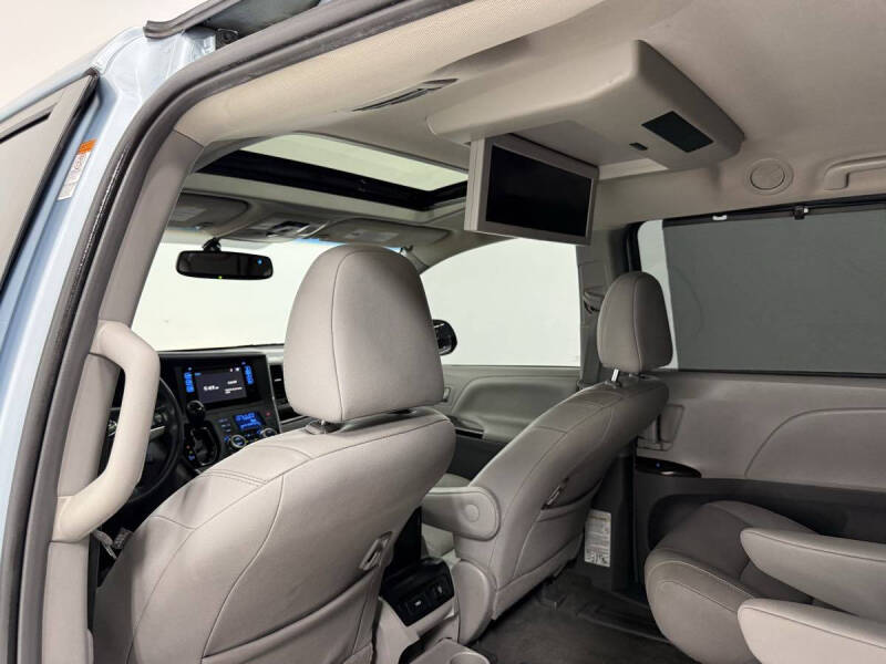 2016 Toyota Sienna XLE Premium 8-Passenger