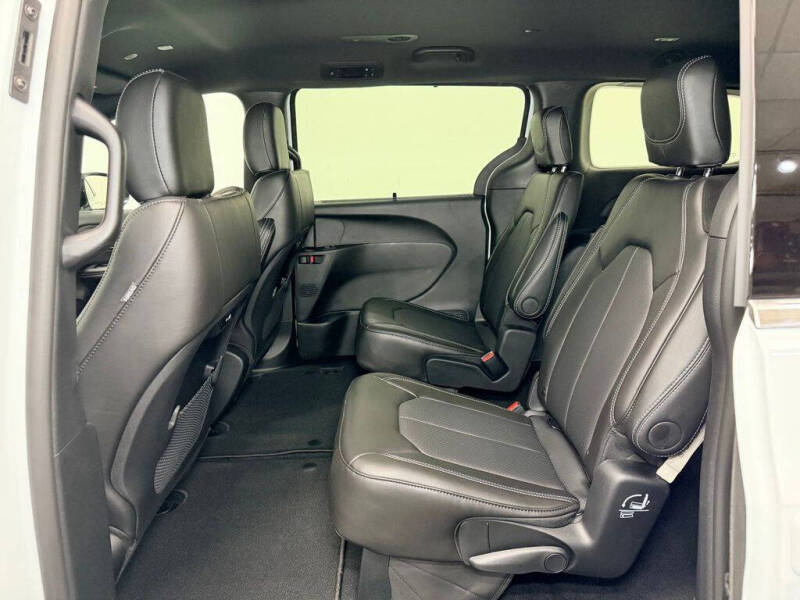 2027 Chrysler Pacifica Select