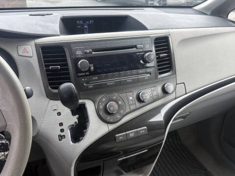 2012 Toyota Sienna LE 7-Passenger Auto Access Seat