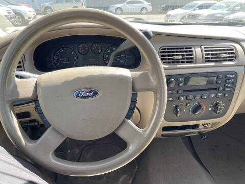 2006 Ford Taurus SE