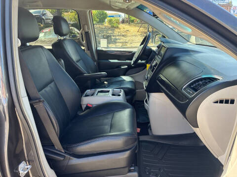 2016 Chrysler Town and Country Touring