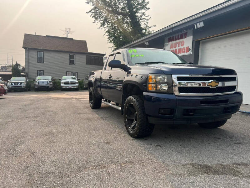 2009 Chevrolet Silverado 1500 for sale at Valley Auto Finance in Warren OH