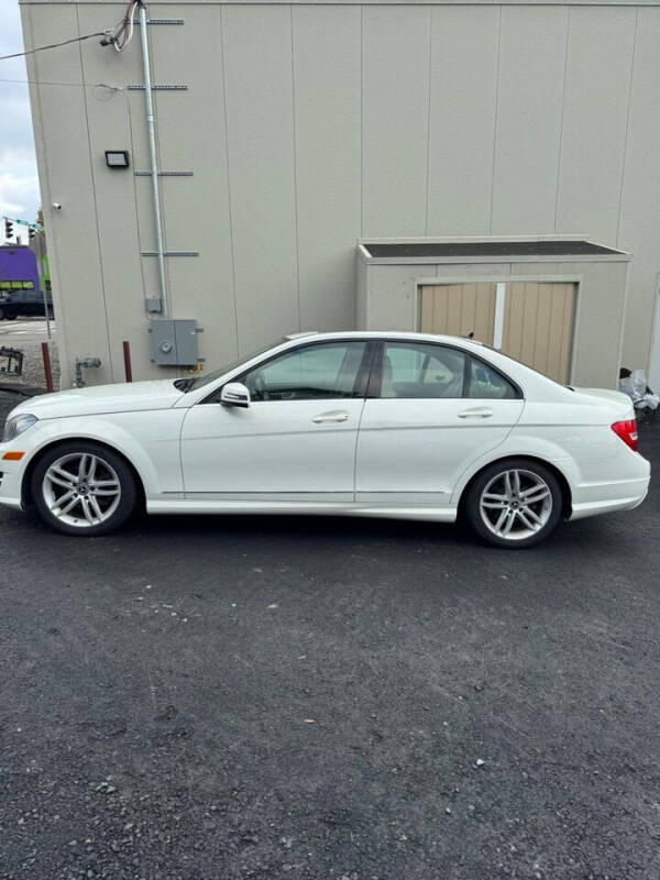 2012 Mercedes-Benz C-Class C300 Luxury photo 3