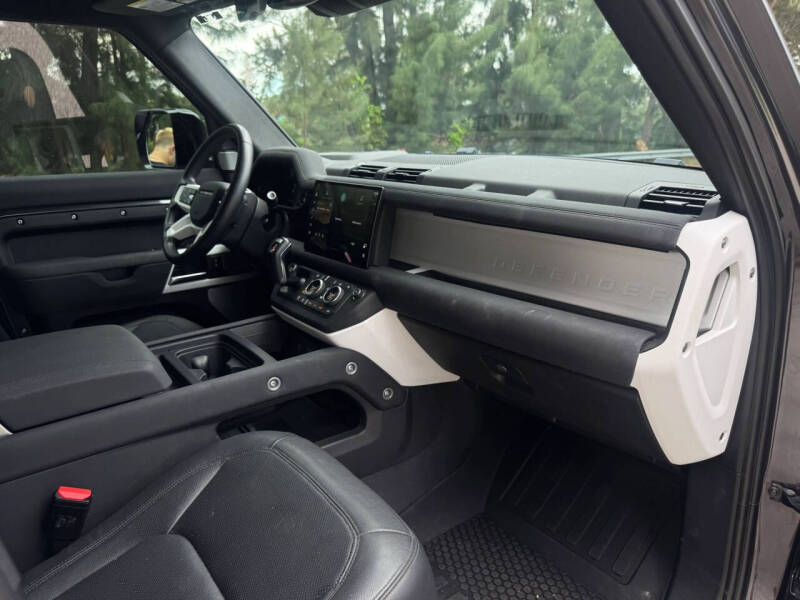 2023 Land Rover Defender 130 SE