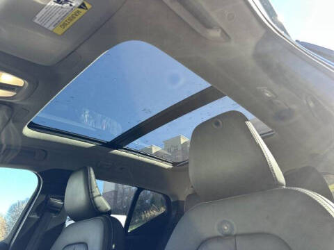 2025 Volvo XC40 B5 Core Bright Theme