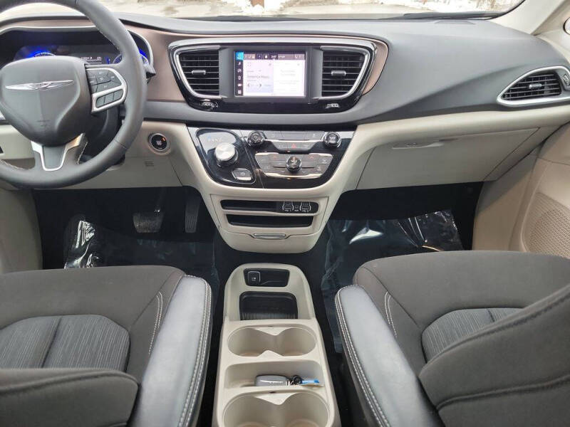 2024 Chrysler Voyager LX