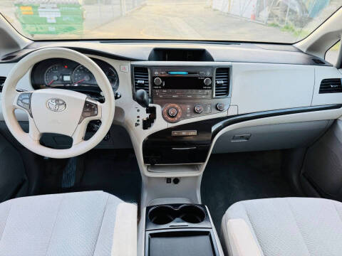 2011 Toyota Sienna LE 8-Passenger