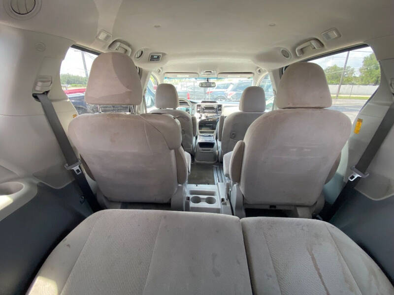 2014 Toyota Sienna null photo 18