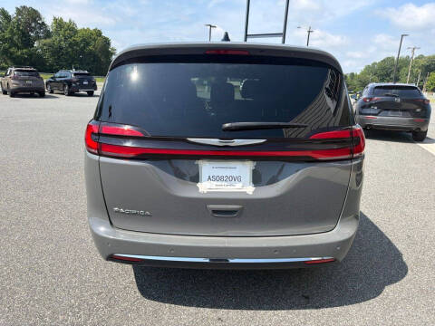 2025 Chrysler Pacifica Select