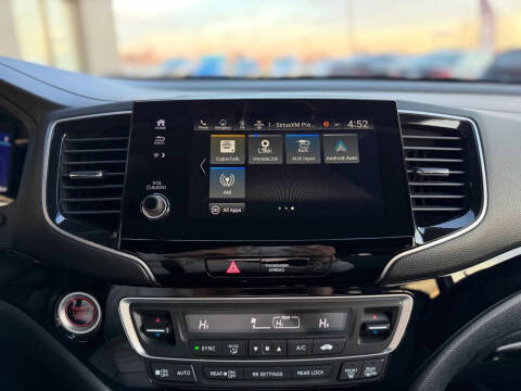 2021 Honda Pilot Touring w/Rear Captain's Chairs