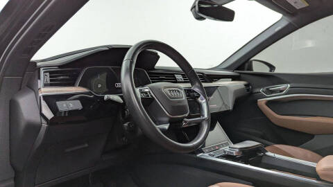 2022 Audi e-tron quattro Premium