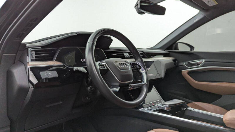 2022 Audi e-tron quattro Premium