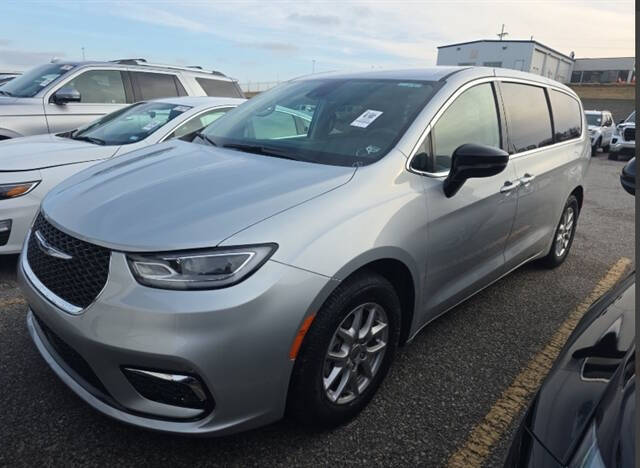 2024 Chrysler Pacifica Touring L's photo