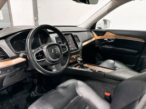 2021 Volvo XC90 T6 Momentum 7-Passenger