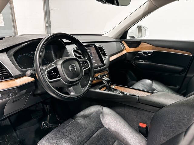2021 Volvo XC90 T6 Momentum 7-Passenger