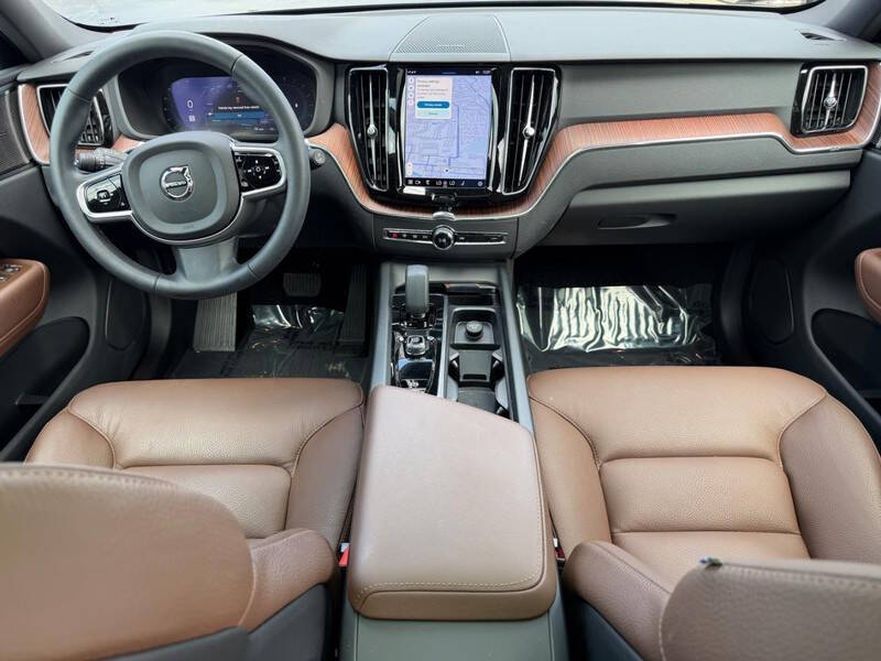 2023 Volvo XC60 B5 Plus Dark Theme