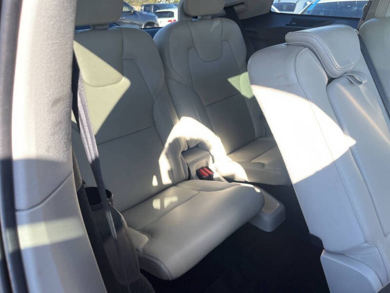 2016 Volvo XC90 T6 Momentum