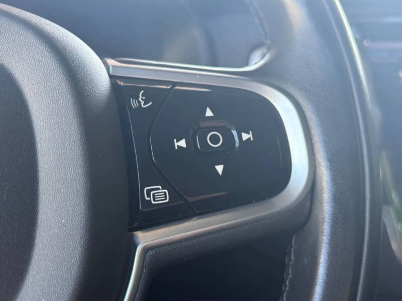 2022 Volvo XC90 T6 Momentum 7-Passenger