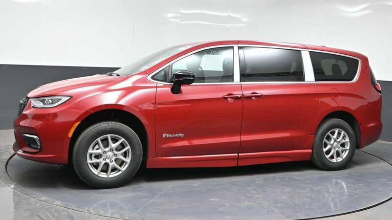 2026 Chrysler Pacifica Select