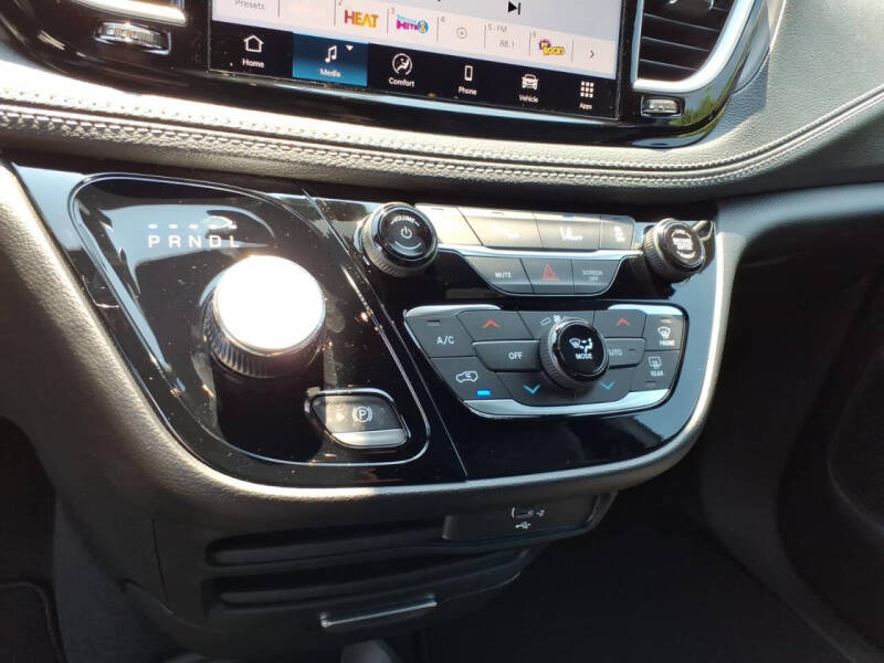 2027 Chrysler Pacifica Select
