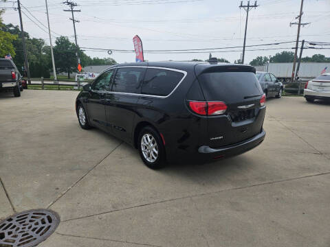 2022 Chrysler Voyager LX