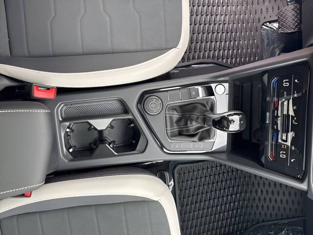 2025 Volkswagen Taos SE 4Motion