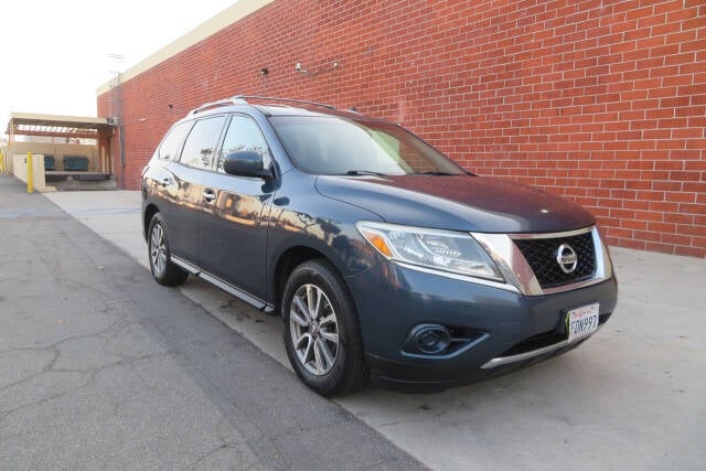 2014 Nissan Pathfinder for sale at The Car Vendor LLC in Bellflower, CA