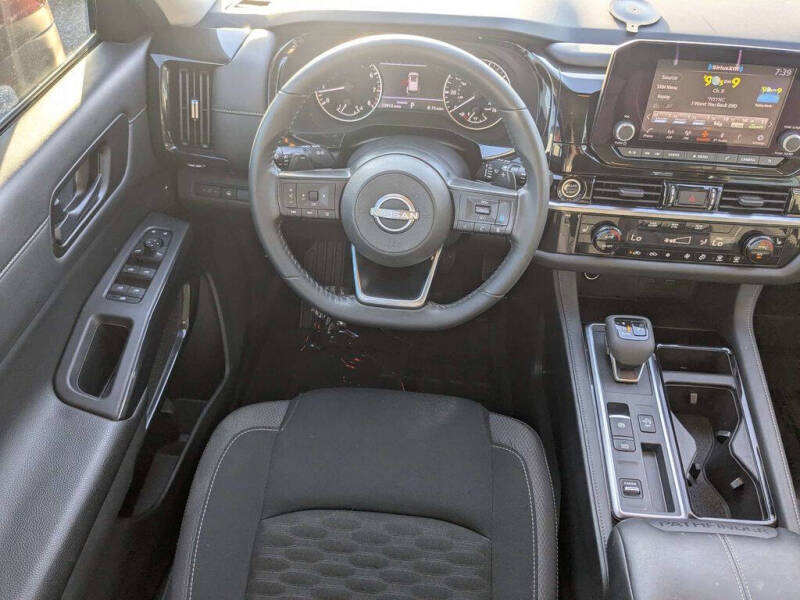 2024 Nissan Pathfinder SV