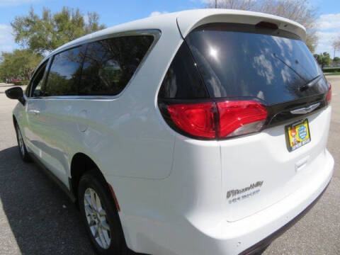 2025 Chrysler Voyager LX