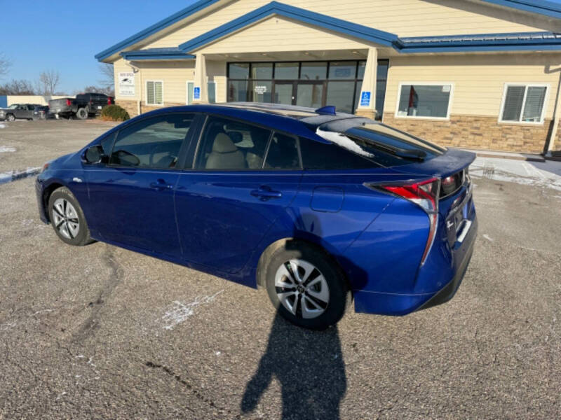 2017 Toyota Prius Three photo 11