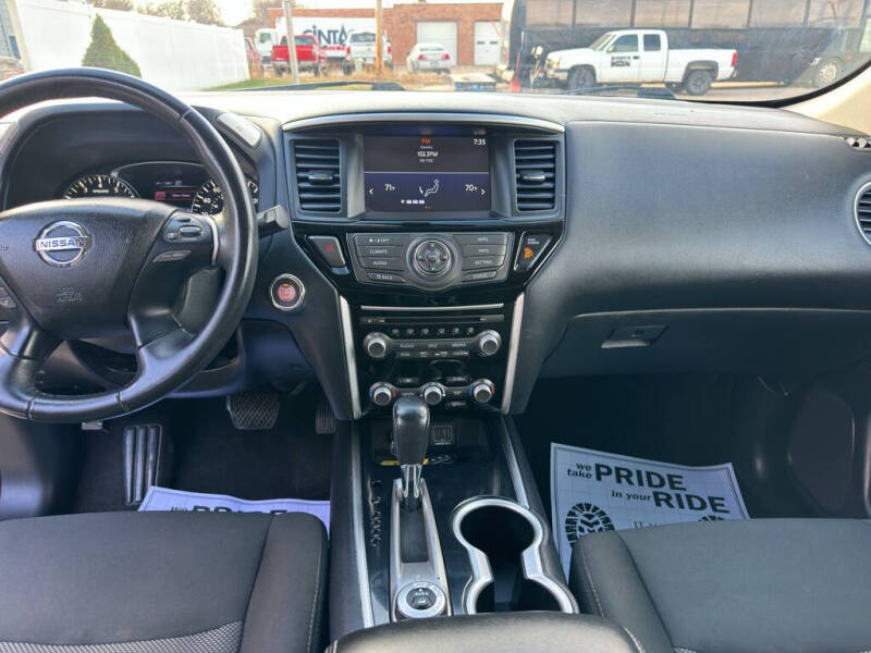 2020 Nissan Pathfinder SV