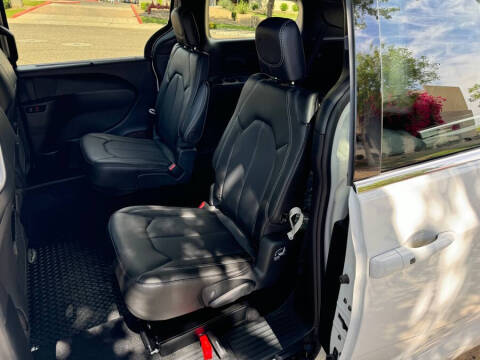 2025 Chrysler Voyager LX