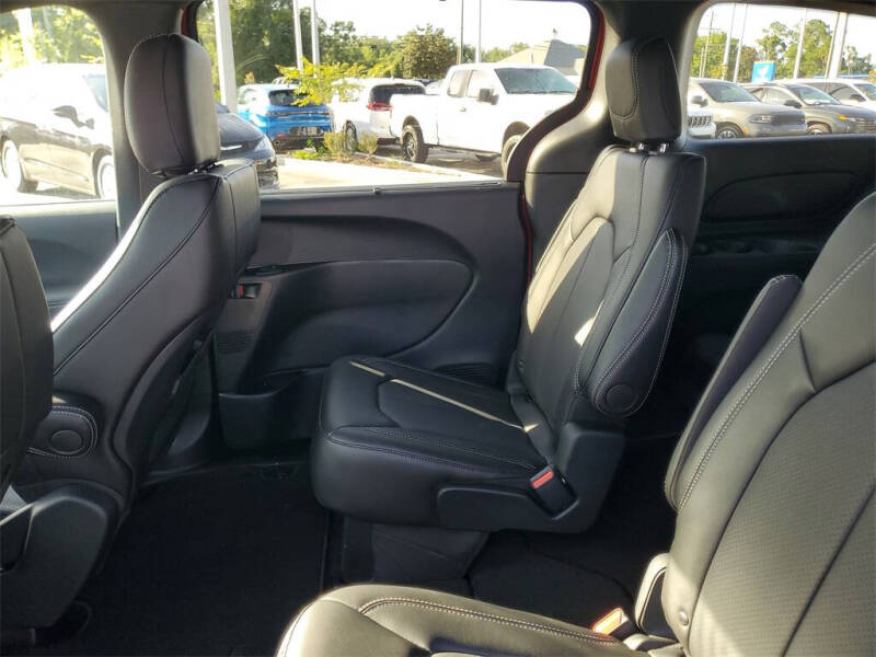 2025 Chrysler Voyager LX