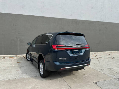 2025 Chrysler Pacifica Select