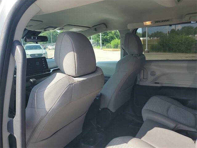 2022 Toyota Sienna LE 8-Passenger