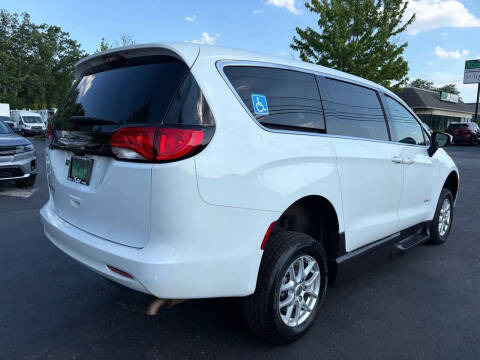 2022 Chrysler Voyager LX