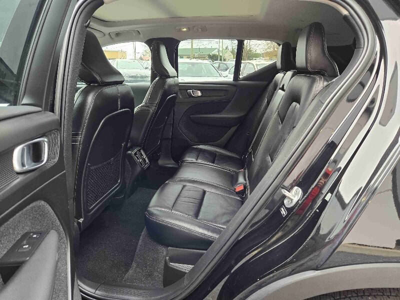 2023 Volvo XC40 B5 Plus Bright Theme