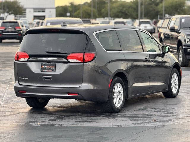 2020 Chrysler Voyager LX