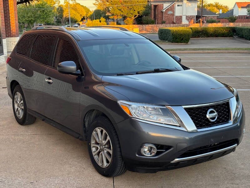 2013 Nissan Pathfinder SV photo 2