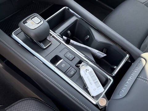 2025 Nissan Pathfinder SV