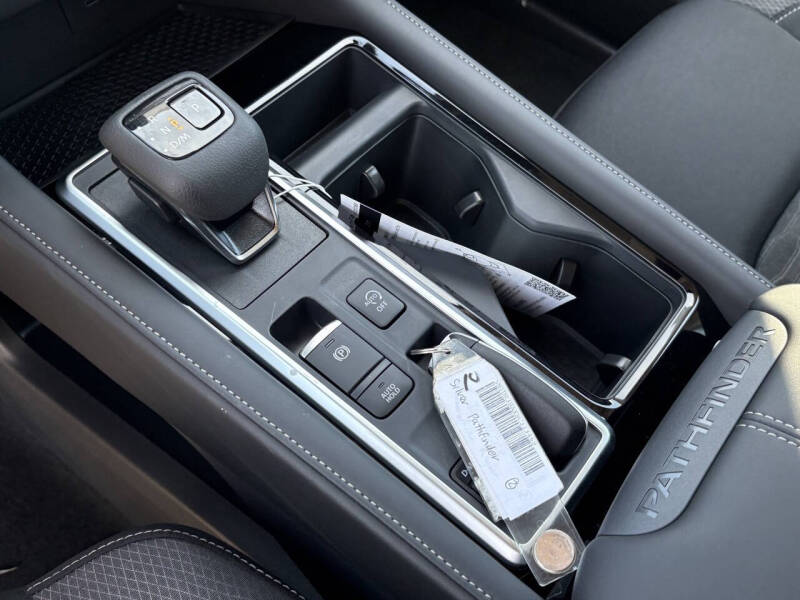 2025 Nissan Pathfinder SV