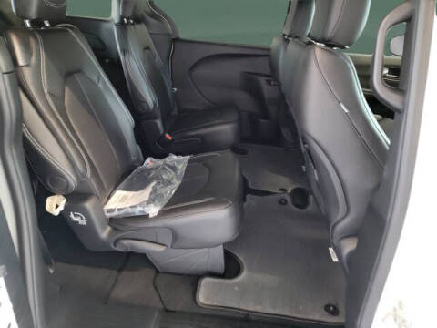 2027 Chrysler Pacifica LX