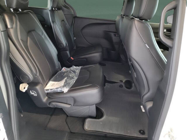2027 Chrysler Pacifica LX