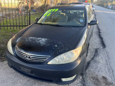 2005 Toyota Camry for sale at SCOTT HARRISON MOTOR CO in Houston TX