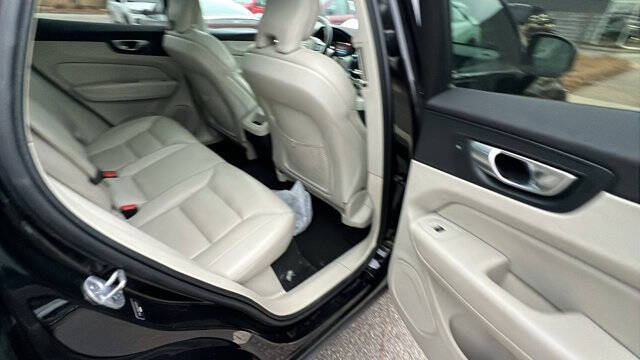 2024 Volvo XC60 B5 Core Dark Theme