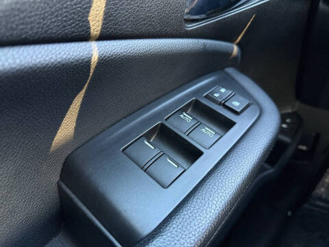 2022 Honda Pilot Touring w/Rear Captain's Chairs