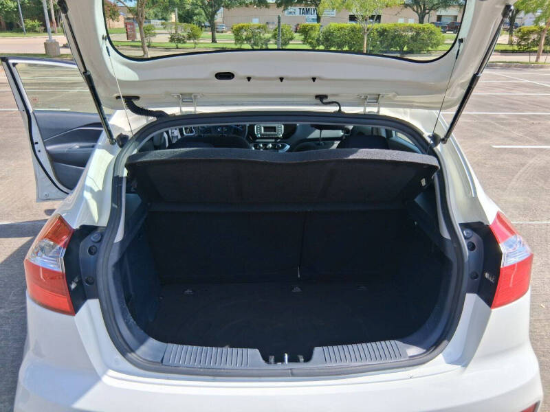 2016 Kia Rio 5-Door LX